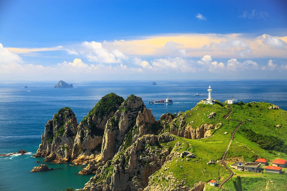 Đảo Geoje cuốn hút bởi bờ biển uốn lượn, núi non xanh rì và những điểm ngắm cảnh ấn tượng