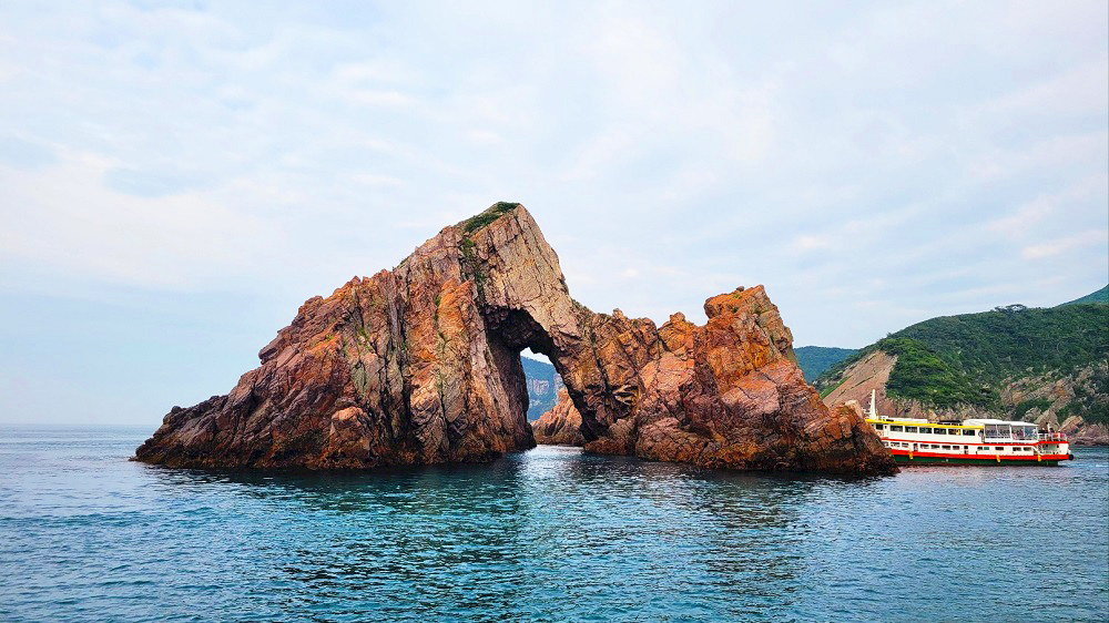 Hongdo nổi bật với những hòn đá lớn nhỏ nằm sừng sững giữa biển