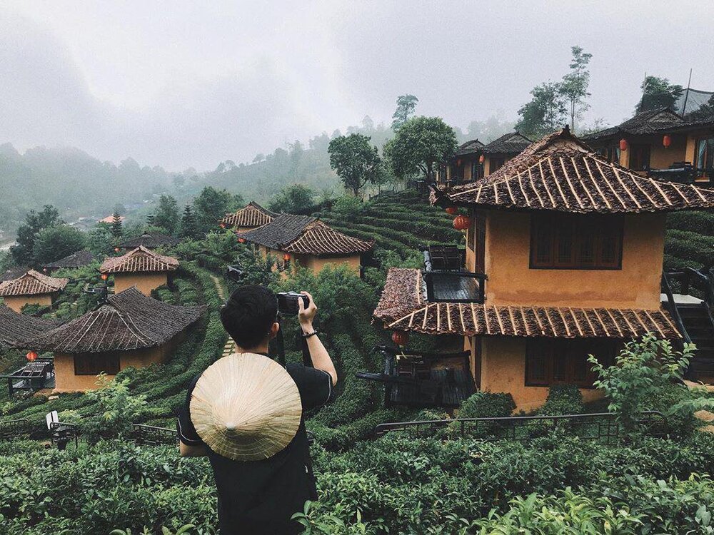 Du khách thư thái đi bộ qua những con đường làng yên bình ở Ban Rak Thai