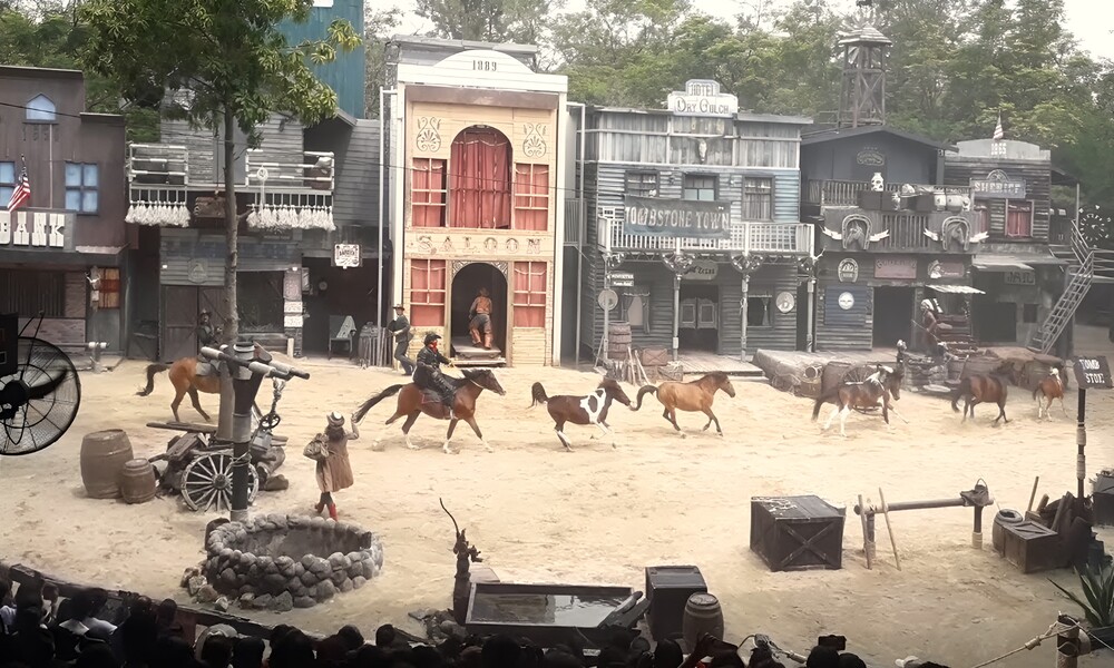 M&agrave;n tr&igrave;nh diễn Cowboy đem lại bầu kh&ocirc;ng kh&iacute; s&ocirc;i động với nhiều pha h&agrave;nh động gay cấn, khiến kh&aacute;n giả kh&ocirc;ng thể rời mắt