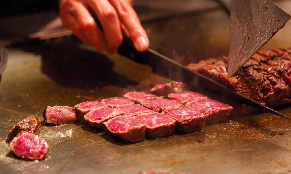 Trải nghiệm m&oacute;n thịt b&ograve; Kobe trứ danh được nướng n&oacute;ng hổi ngay tại b&agrave;n