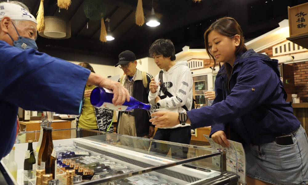 Thưởng thức sake trực tiếp tại nh&agrave; m&aacute;y