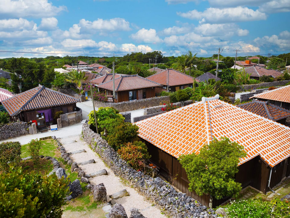 L&agrave;ng Ryukyu Mura t&aacute;i hiện sống động kh&ocirc;ng gian xưa với những ng&ocirc;i nh&agrave; m&aacute;i ng&oacute;i đỏ truyền thống