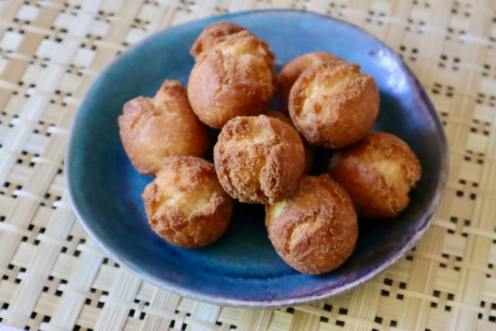 B&aacute;nh r&aacute;n Sata Andagi với lớp vỏ gi&ograve;n rụm, b&ecirc;n trong mềm mịn v&agrave; kh&ocirc;ng qu&aacute; ngọt