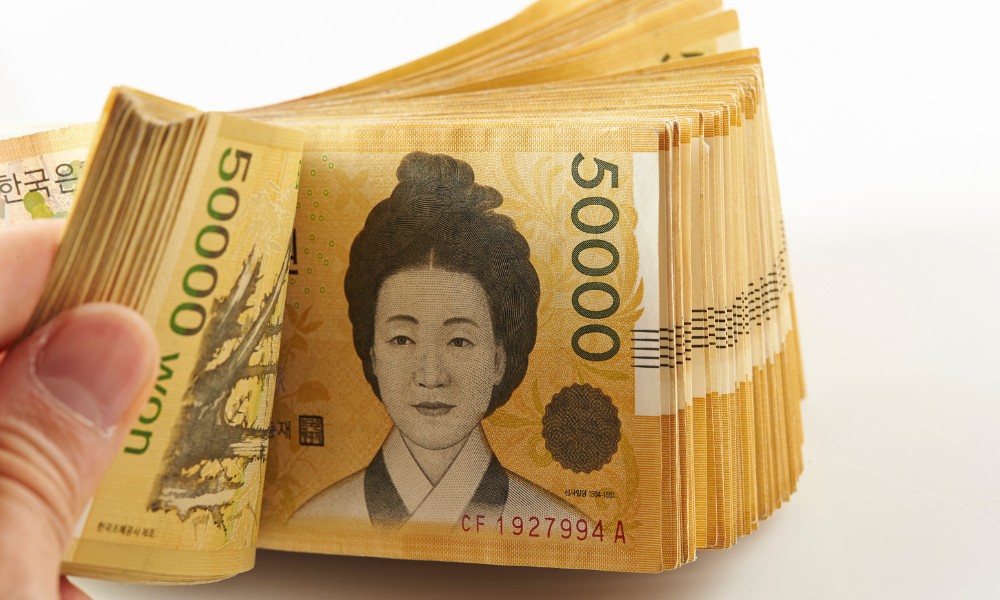 Tiền mặt gi&uacute;p việc trả gi&aacute; dễ d&agrave;ng hơn tại c&aacute;c khu chợ địa phương