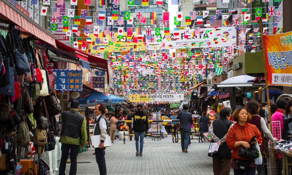 Dongdaemun nhộn nhịp cả ng&agrave;y lẫn đ&ecirc;m, l&yacute; tưởng để săn đồ thời trang gi&aacute; tốt