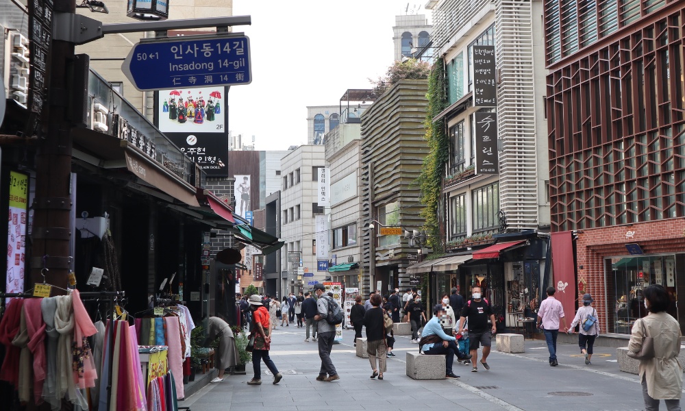 Kh&ocirc;ng gian đi bộ tại khu phố Đổi quà F168 Insadong v&ocirc; c&ugrave;ng s&ocirc;i động