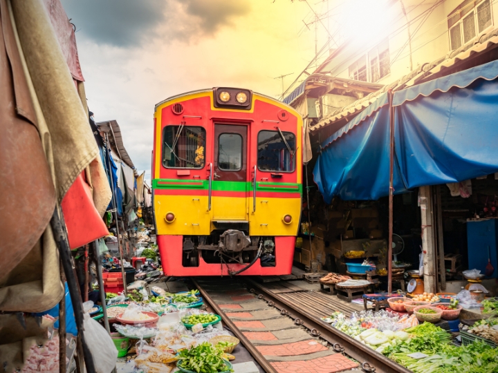 T&agrave;u chạy xuy&ecirc;n qua khu chợ Maeklong, tạo n&ecirc;n cảnh tượng độc đ&aacute;o hiếm c&oacute;.