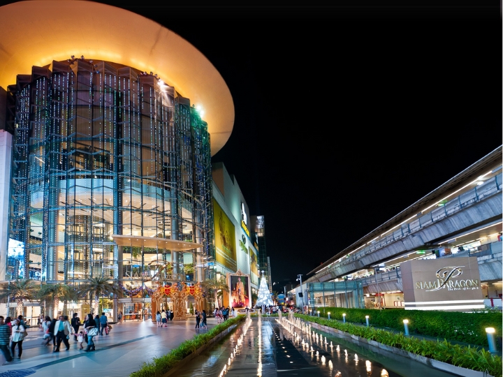 Khu vực trung t&acirc;m rực rỡ của Siam Paragon với cửa h&agrave;ng hiệu sang trọng v&agrave; kh&aacute;ch tham quan