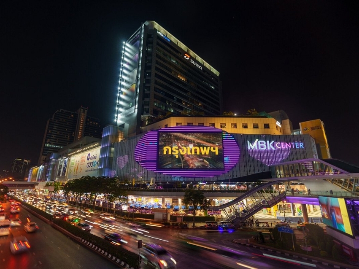 MBK Center tọa lạc ngay tại trung t&acirc;m Bangkok, chỉ c&aacute;ch trạm BTS Siam v&agrave; BTS National Stadium v&agrave;i ph&uacute;t đi bộ