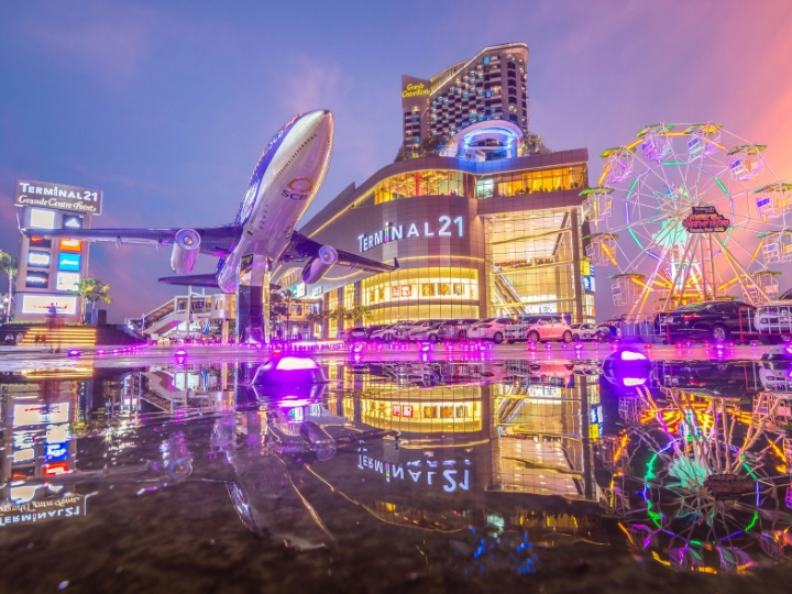 Terminal 21 nổi bật về đ&ecirc;m với &aacute;nh đ&egrave;n lung linh v&agrave; c&aacute;c m&ocirc; h&igrave;nh trang tr&iacute; ho&agrave;nh tr&aacute;ng