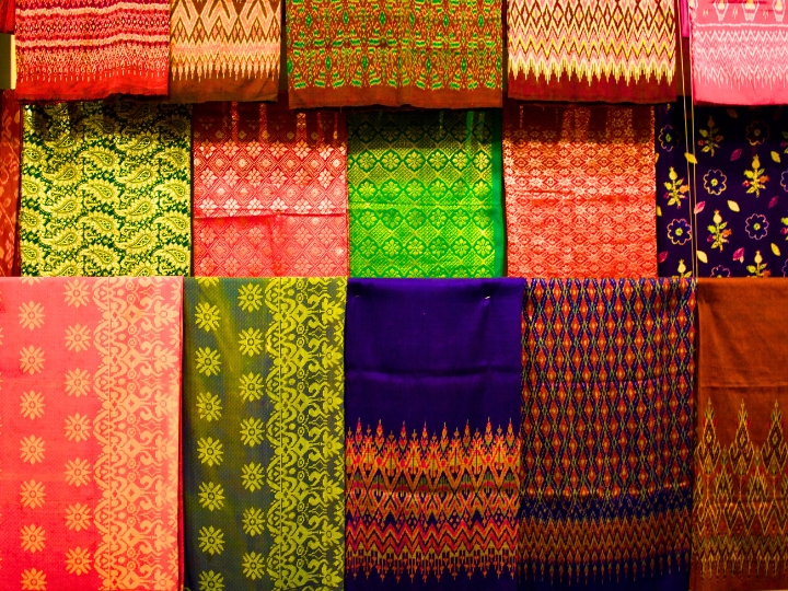 Vải lụa Th&aacute;i với độ b&oacute;ng mượt v&agrave; mềm mại đặc trưng, được dệt thủ c&ocirc;ng tinh xảo