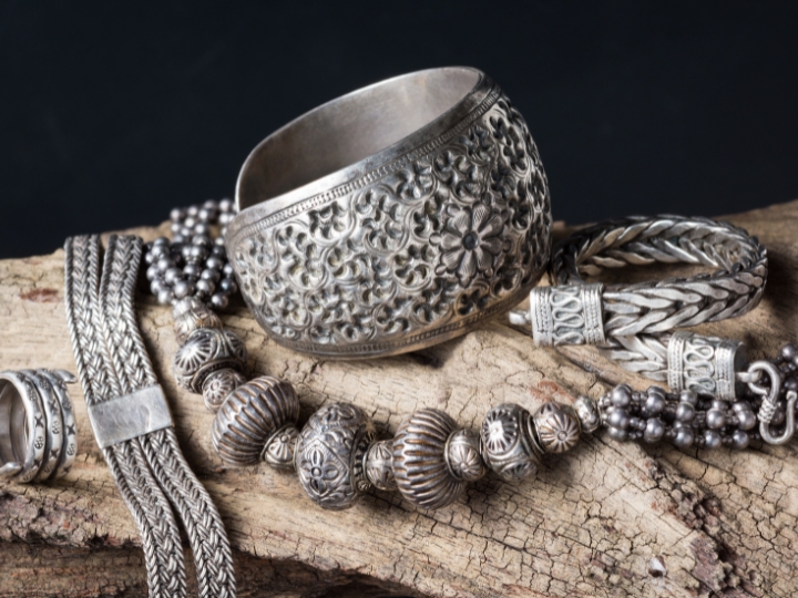 Trang sức bạc Th&aacute;i Lan thường được b&agrave;y b&aacute;n đa dạng tại c&aacute;c chợ lưu niệm v&agrave; cửa h&agrave;ng cao cấp ở Th&aacute;i Lan.