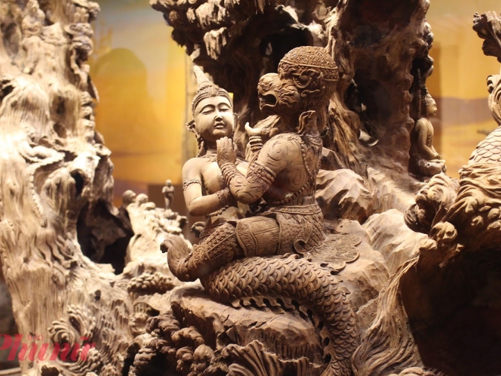 Chạm khắc gỗ thủ c&ocirc;ng với họa tiết truyền thống đậm chất Th&aacute;i Lan.