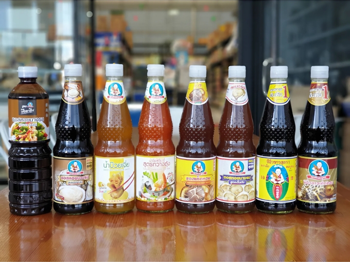 C&aacute;c chai nước chấm đặc trưng của Th&aacute;i Lan được b&agrave;y b&aacute;n đa dạng tại c&aacute;c chợ địa phương, si&ecirc;u thị,...