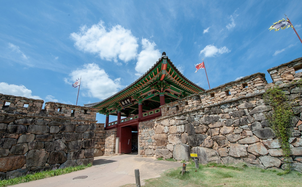 Làng Naganeupseong gây ấn tượng với bức tường thành bằng đá dài 1,4km