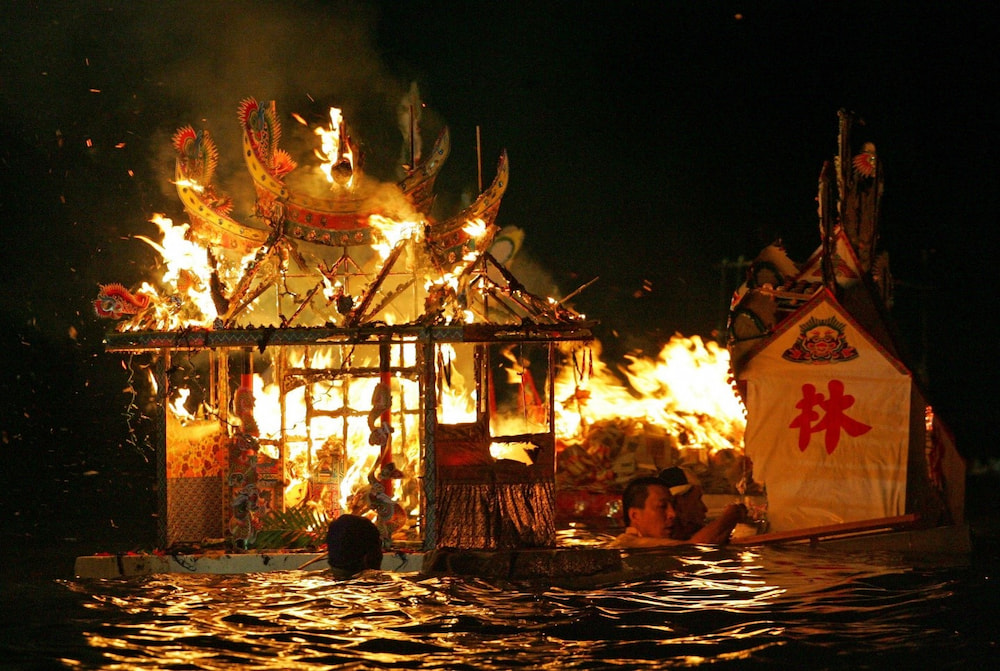 Lễ hội ma l&agrave; dịp người sống b&agrave;y tỏ l&ograve;ng hiếu k&iacute;nh, c&uacute;ng dường tổ ti&ecirc;n