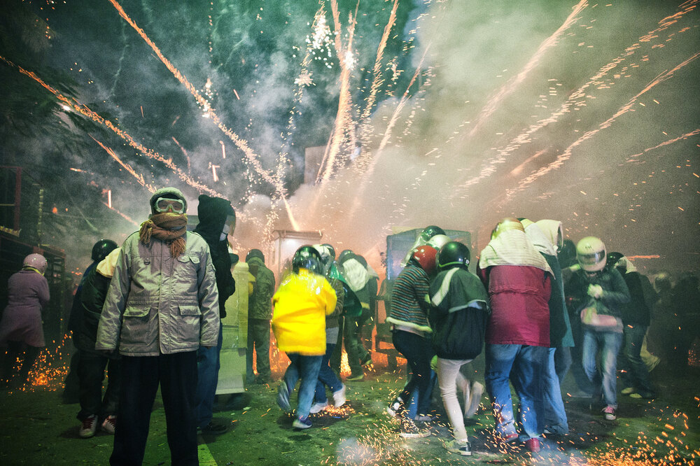 Người tham gia trang bị đầy đủ đồ bảo hộ để trải nghiệm cảm giác "sát pháo" độc đáo.