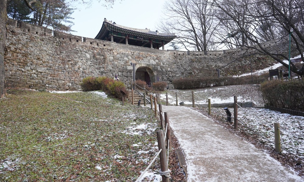 Tường th&agrave;nh ki&ecirc;n cố của Namhansanseong l&agrave; một kiệt t&aacute;c kiến tr&uacute;c qu&acirc;n sự của H&agrave;n Quốc.