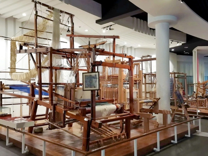 Khung dệt vải thủ c&ocirc;ng trưng b&agrave;y Bảo t&agrave;ng Tơ lụa T&ocirc; Ch&acirc;u