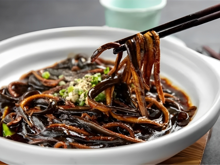 M&oacute;n lươn trộn tẩm dầu gi&ograve;n rụm, đậm đ&agrave; hương vị.