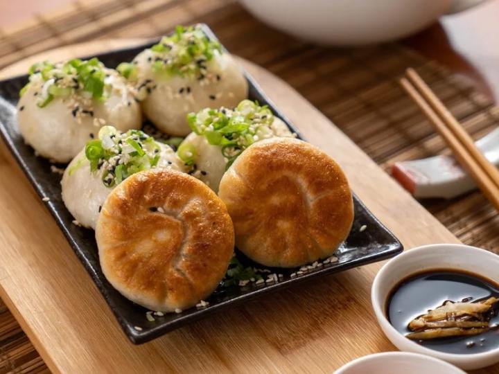 B&aacute;nh bao &aacute;p chảo v&agrave;ng gi&ograve;n, đầy đặn nh&acirc;n thịt thơm ngon.