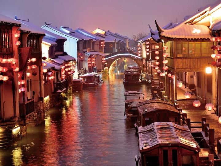 Khung cảnh T&ocirc; Ch&acirc;u chiều tối với &aacute;nh đ&egrave;n v&agrave;ng