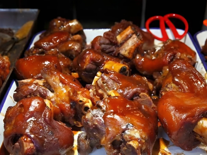 Ch&acirc;n gi&ograve; hầm Wansan thơm ngon, đậm đ&agrave; gia vị.