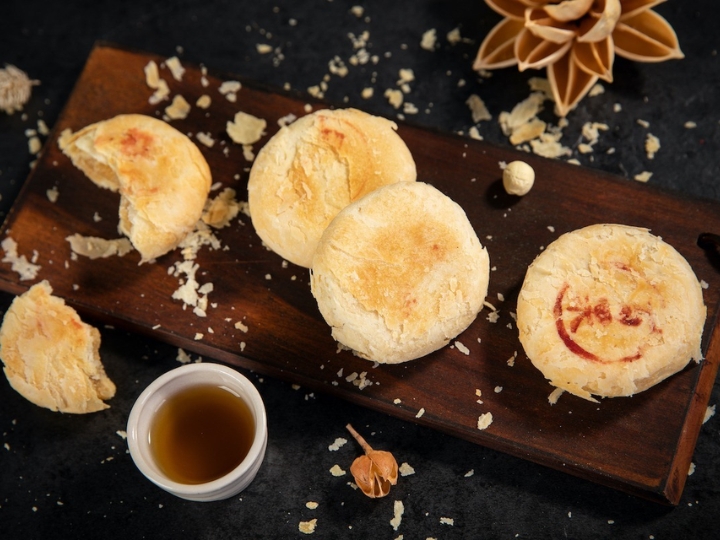 B&aacute;nh Trung Thu T&ocirc; Ch&acirc;u với lớp vỏ mỏng v&agrave; nh&acirc;n đầy đặn, m&oacute;n ăn đặc biệt v&agrave;o dịp Tết Trung Thu.