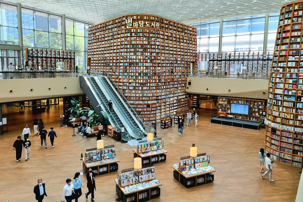 Thư viện Starfield Library với kệ sách khổng lồ, biểu tượng check-in của COEX Mall
