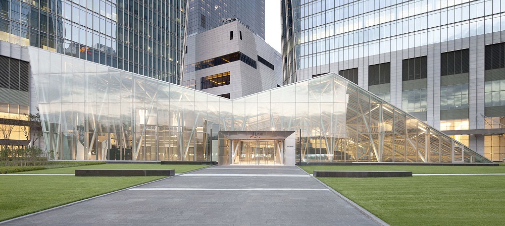 Cầu kính, giàn ô đầy màu sắc và quảng trường ngoài trời của Mecenatpolis Mall