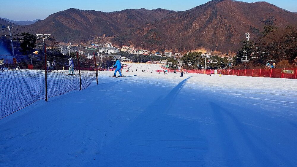 Jisan Forest l&agrave; điểm trượt tuyết l&yacute; tưởng gần Seoul, ph&ugrave; hợp cho chuyến đi trong ng&agrave;y c&ugrave;ng gia đ&igrave;nh hoặc bạn b&egrave;