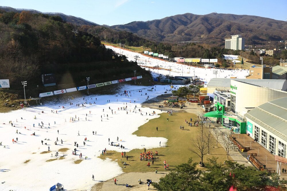 To&agrave;n cảnh khu trượt tuyết Phoenix Pyeongchang với hệ thống đường trượt rộng lớn v&agrave; đầy đủ tiện &iacute;ch nghỉ dưỡng