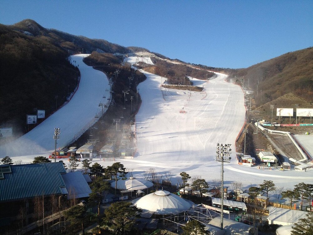 To&agrave;n cảnh Konjiam Ski Resort với những sườn dốc trải d&agrave;i v&agrave; kh&ocirc;ng gian phủ tuyết trắng tinh khiết