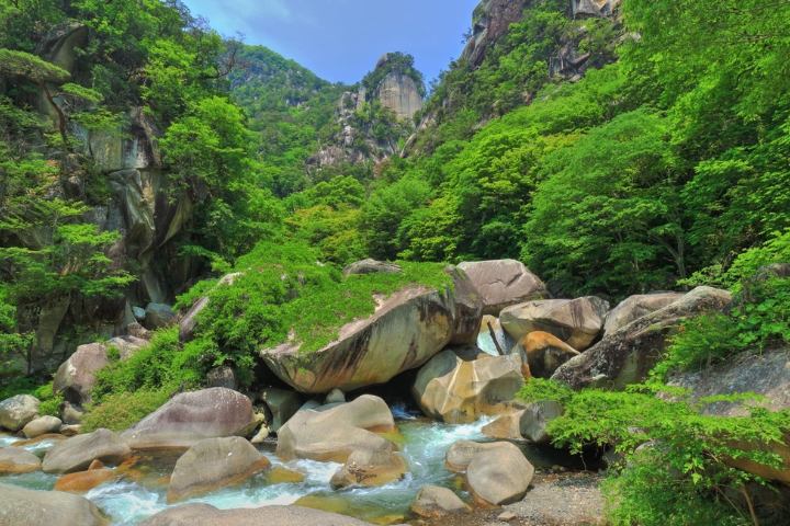 Shosenkyo nổi tiếng với th&aacute;c nước Sengataki h&ugrave;ng vĩ cao 30 m&eacute;t