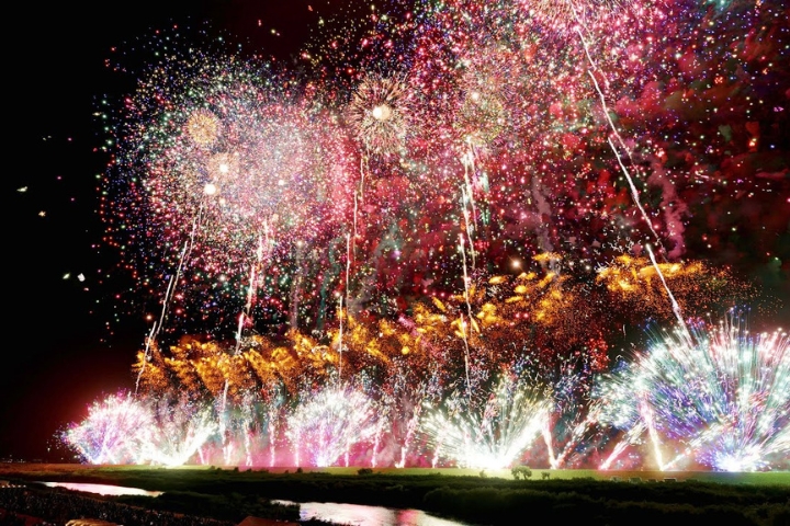 Lễ hội ph&aacute;o hoa Shinmei được tổ chức tại thị trấn Ichikawamisato, tỉnh Yamanashi