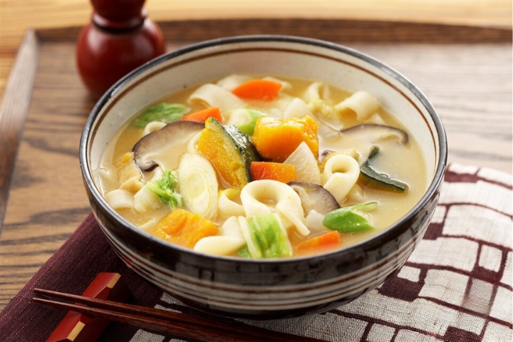 M&igrave; s&uacute;p Hoto c&oacute; sợi m&igrave; dẹt, d&agrave;y, được nấu mềm trong canh miso