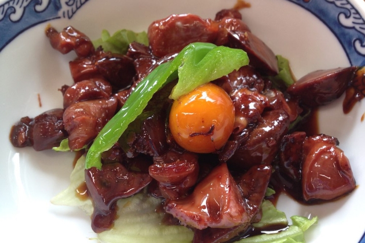 Kofu Tori Motsuni được chế biến từ nội tạng g&agrave; như mề, tim, gan, trứng non c&ugrave;ng rau củ, ninh trong nước tương v&agrave; miso