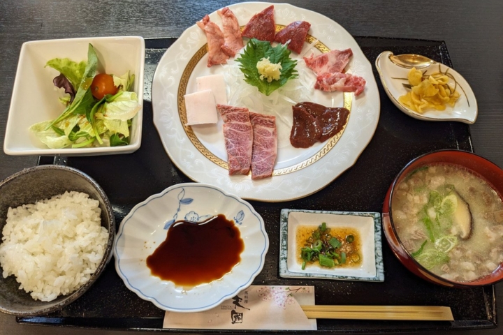 Thịt ngựa được chế biến c&ugrave;ng c&aacute;c loại gia vị như gừng b&agrave;o, m&ugrave; tạt, h&agrave;nh l&aacute; v&agrave; nước tương