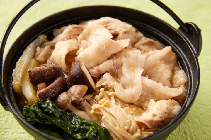 Inobuta Nabe được chế biến từ thịt lợn Berkshire địa phương, rau củ v&agrave; nước d&ugrave;ng miso