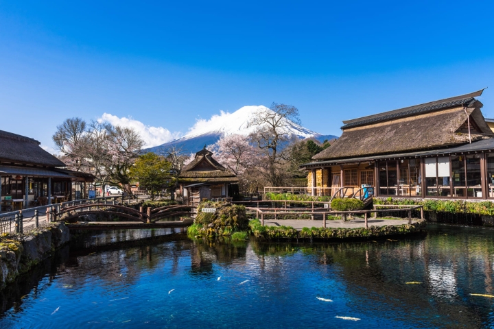 Oshino Hakkai l&agrave; một ng&ocirc;i l&agrave;ng cổ y&ecirc;n b&igrave;nh c&ugrave;ng những hồ nước trong vắt