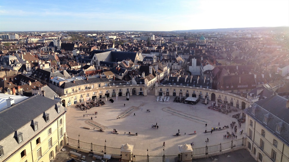 Quảng trường Place de la Lib&eacute;ration nh&igrave;n từ tr&ecirc;n cao