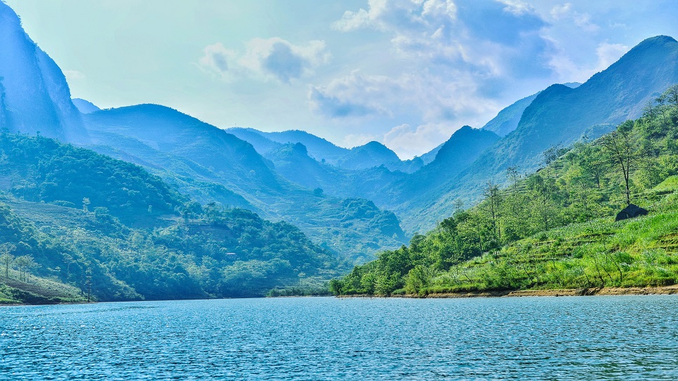 Khung cảnh hai b&ecirc;n bờ s&ocirc;ng Nho Quế