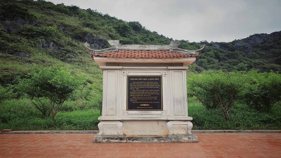 Khu di t&iacute;ch Th&agrave;nh Nh&agrave; Mạc