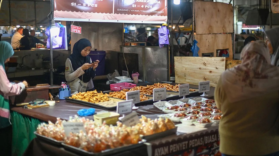 Thưởng thức m&oacute;n ngon tại chợ đ&ecirc;m Gadong