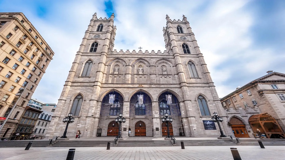 Bên ngoài nhà thờ Notre-Dame