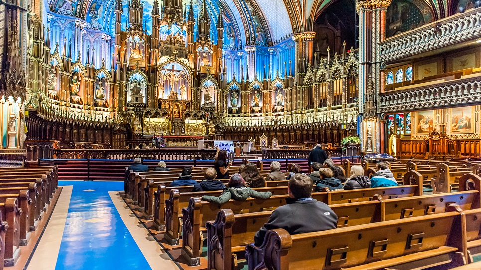 Không gian lung linh bên trong Nhà thờ Notre-Dame