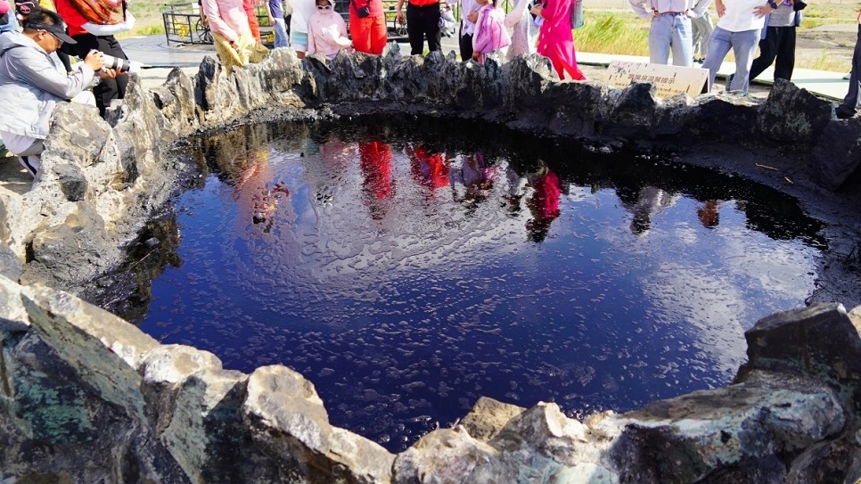 Một giếng dầu lộ thi&ecirc;n tại Mỏ dầu Baili Karamay