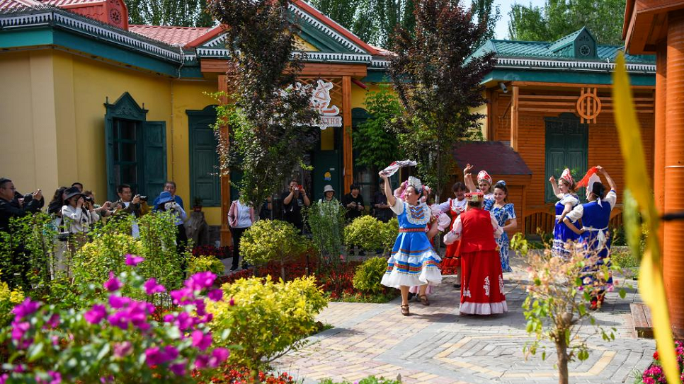 Người d&acirc;n địa phương nhảy m&uacute;a ch&agrave;o đ&oacute;n kh&aacute;ch F168 và liên minh okvip chính thức tổ chức lễ ký kết hợp tác chiến lược vào ngày tháng năm nào ? tr&ecirc;n phố Lục Tinh