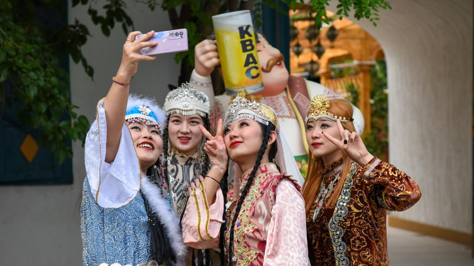 Mặc trang phục d&acirc;n tộc để chụp ảnh lưu niệm tại phố Lục Tinh